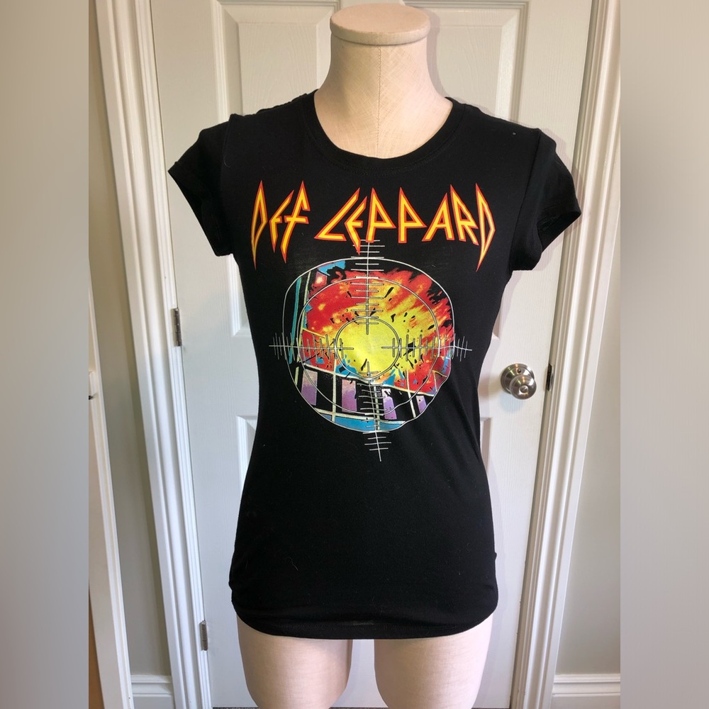 3/$40 Def Leppard graphic t-shirt